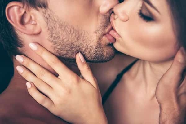 Bật mí 8 cách hôn môi lãng mạng được yêu thích nhất hiện nay